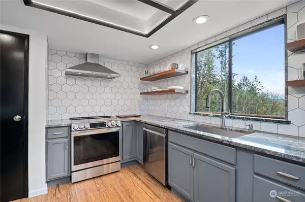 6155 Sutherland LN NW, Seabeck, WA 98380