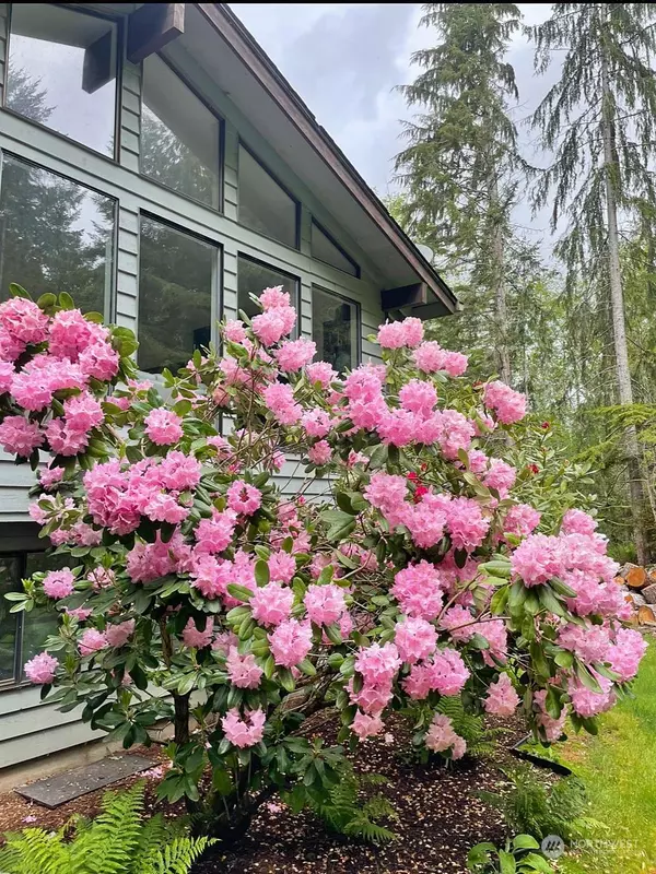 6155 Sutherland LN NW, Seabeck, WA 98380