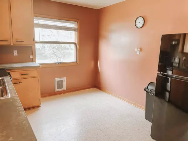 320 S Scott ST, Elmwood, WI 54740