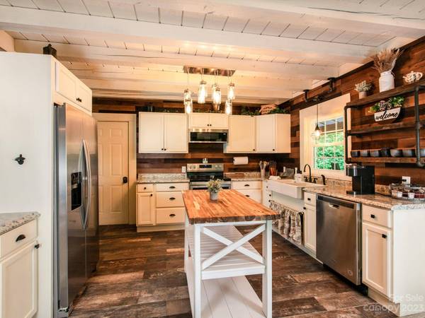 249 Nottingham RD, Maggie Valley, NC 28751