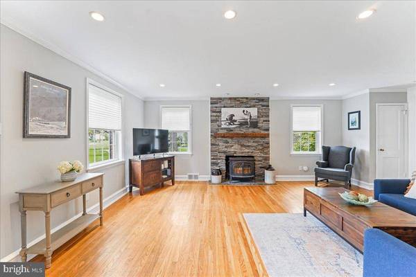 320 STRAFFORD AVE, Wayne, PA 19087