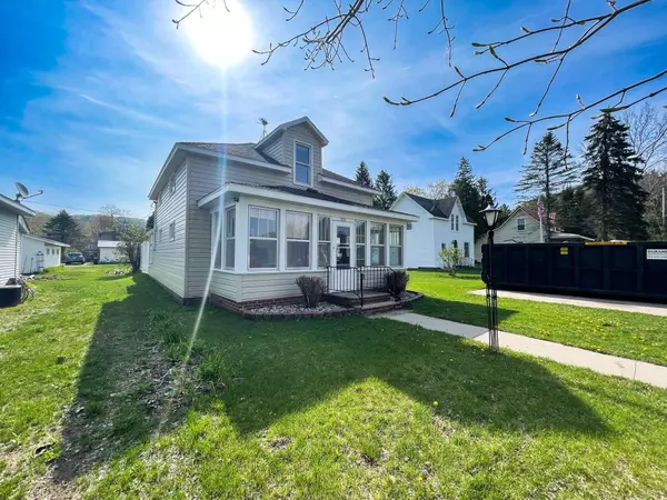 320 S Scott ST, Elmwood, WI 54740