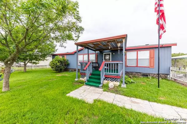 137 DAVIE LN, Marion, TX 78124-1730