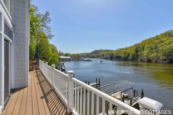 1010 Holland Street, Saugatuck, MI 49453