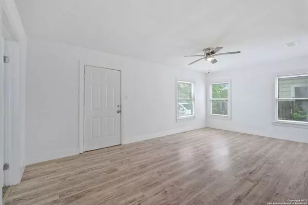 1027 CLOWER, San Antonio, TX 78201-3048