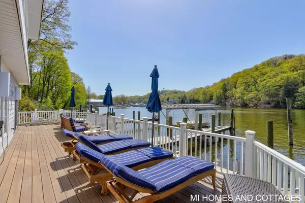 1010 Holland Street, Saugatuck, MI 49453