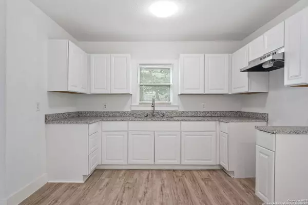 1027 CLOWER, San Antonio, TX 78201-3048