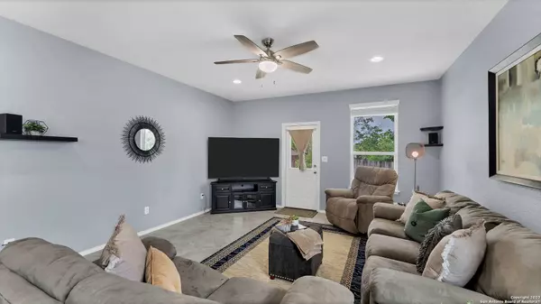 6049 Grayson Cliff, Schertz, TX 78108