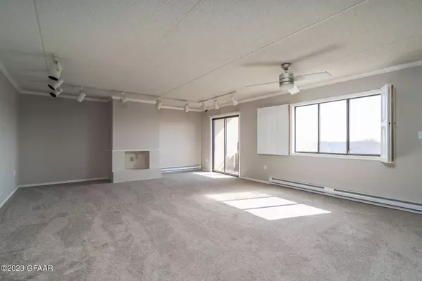 2200 29TH Street S #72S, Grand Forks, ND 58201