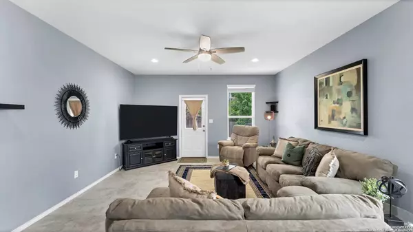 6049 Grayson Cliff, Schertz, TX 78108