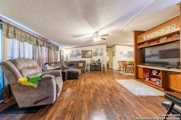 137 DAVIE LN, Marion, TX 78124-1730