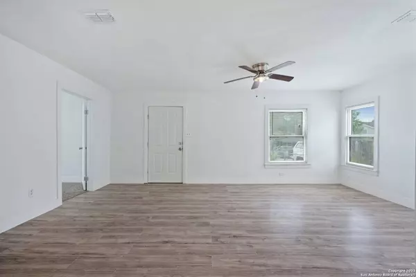 1027 CLOWER, San Antonio, TX 78201-3048