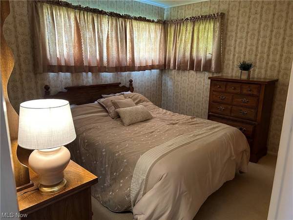 1409 Maple ST, Bellaire, OH 43906