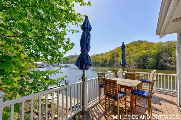 1010 Holland Street, Saugatuck, MI 49453