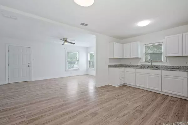 1027 CLOWER, San Antonio, TX 78201-3048