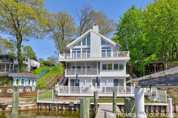 1010 Holland Street, Saugatuck, MI 49453