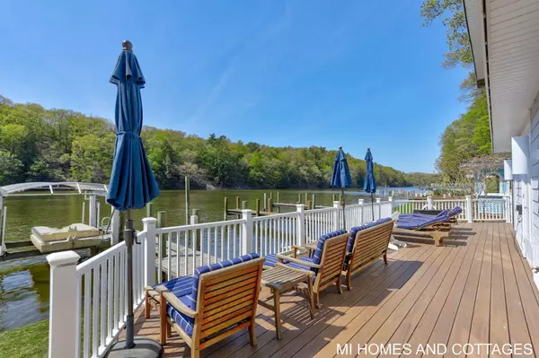 1010 Holland Street, Saugatuck, MI 49453