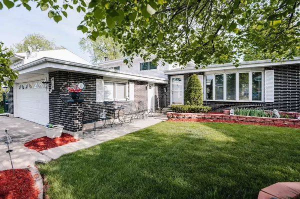 9041 Primrose Lane, Hickory Hills, IL 60457