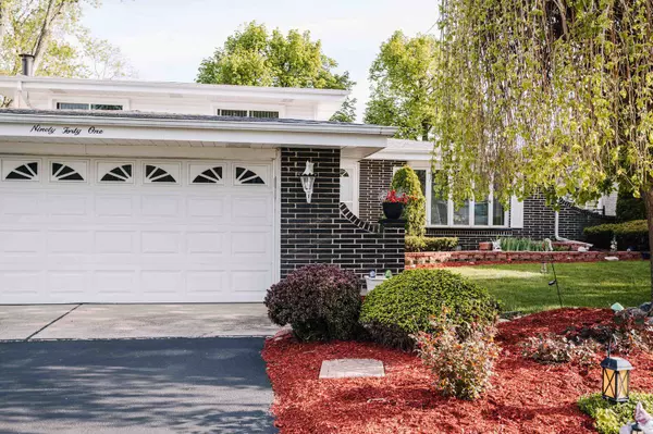 9041 Primrose Lane, Hickory Hills, IL 60457