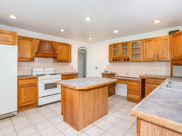 4506 Devon Avenue, Lisle, IL 60532