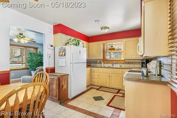 2181 E BERGIN Avenue, Burton, MI 48529