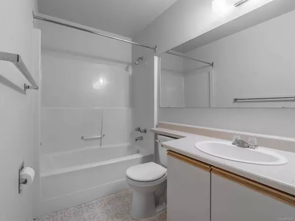 6715 Dover Rd #405, Nanaimo, BC V9V 1L8