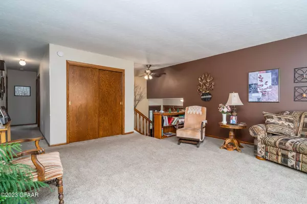 321 CRESCENT Drive, Thompson, ND 58278