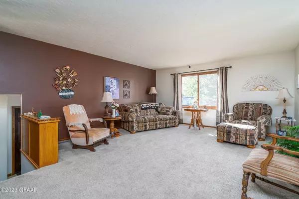 321 CRESCENT Drive, Thompson, ND 58278