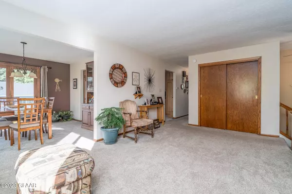 321 CRESCENT Drive, Thompson, ND 58278