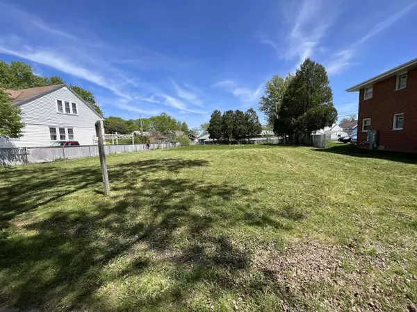 2174 S 96th St, West Allis, WI 53227