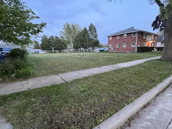 2174 S 96th St, West Allis, WI 53227