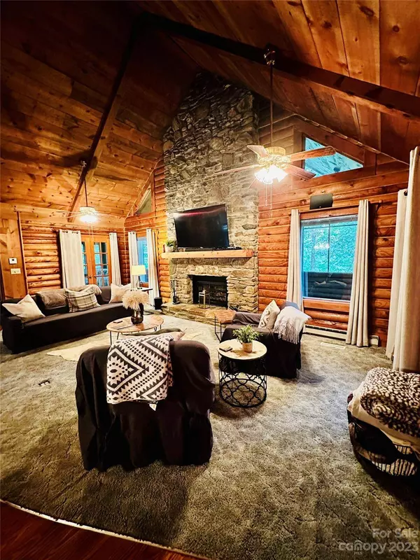 141 Rabbits LN, Lake Lure, NC 28746