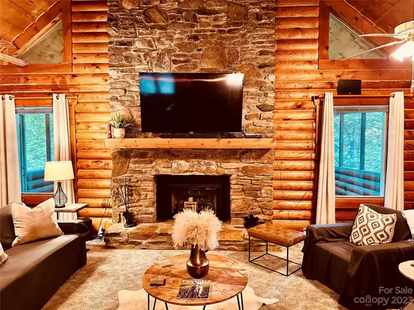 141 Rabbits LN, Lake Lure, NC 28746