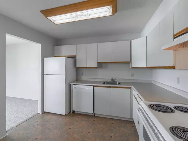 6715 Dover Rd #405, Nanaimo, BC V9V 1L8