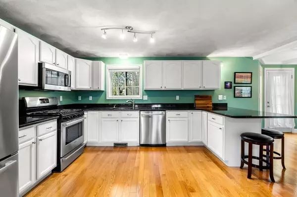 4 Goss Ave, Amesbury, MA 01913