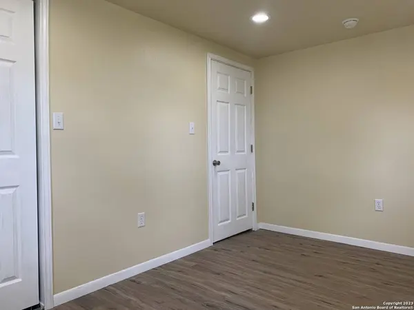 410 CRISP ST, Uvalde, TX 78801-4327