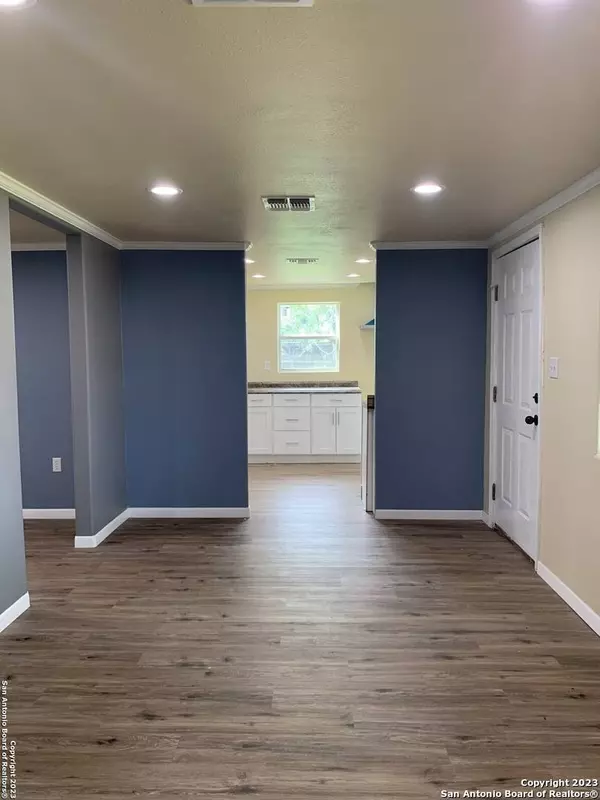 410 CRISP ST, Uvalde, TX 78801-4327