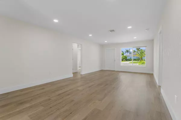 1903 Antigua RD, Lake Clarke Shores, FL 33406