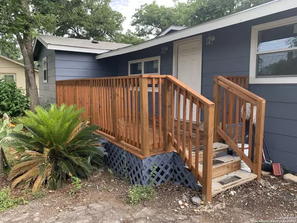 410 CRISP ST, Uvalde, TX 78801-4327