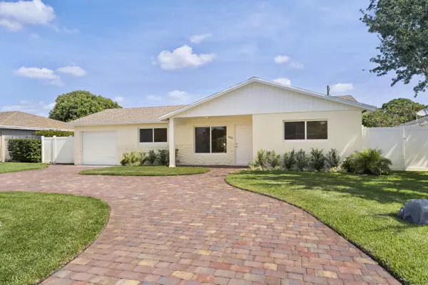 1903 Antigua RD, Lake Clarke Shores, FL 33406