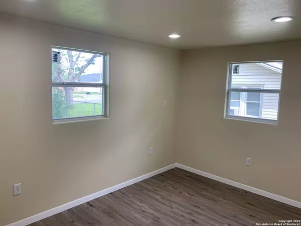 410 CRISP ST, Uvalde, TX 78801-4327