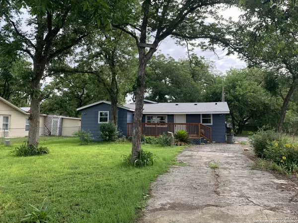 410 CRISP ST, Uvalde, TX 78801-4327