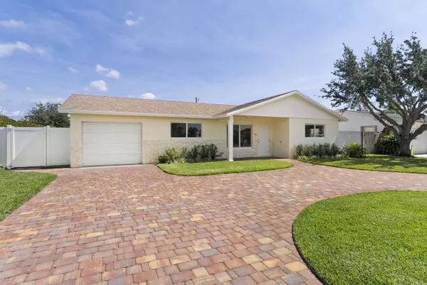 1903 Antigua RD, Lake Clarke Shores, FL 33406