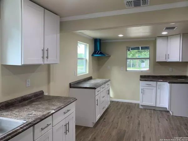 410 CRISP ST, Uvalde, TX 78801-4327