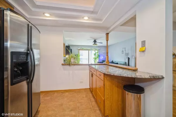 555 S River RD #707, Des Plaines, IL 60016