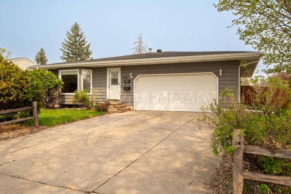 2005 15 Avenue S, Fargo, ND 58103