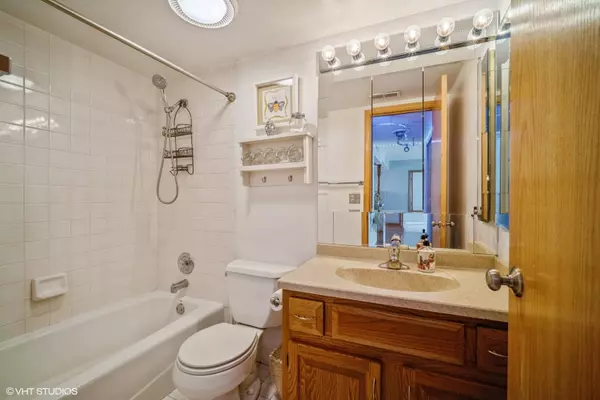 555 S River RD #707, Des Plaines, IL 60016