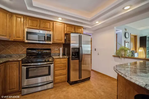 555 S River RD #707, Des Plaines, IL 60016