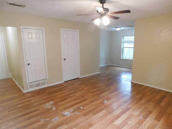 108 Roundtree Drive, Crowley, TX 76036