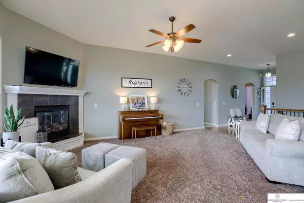 904 S 201 Street, Elkhorn, NE 68022